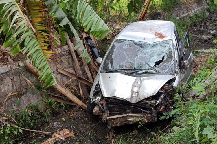 Sopir Ngantuk, Mobil Jazz Terjun ke Sungai