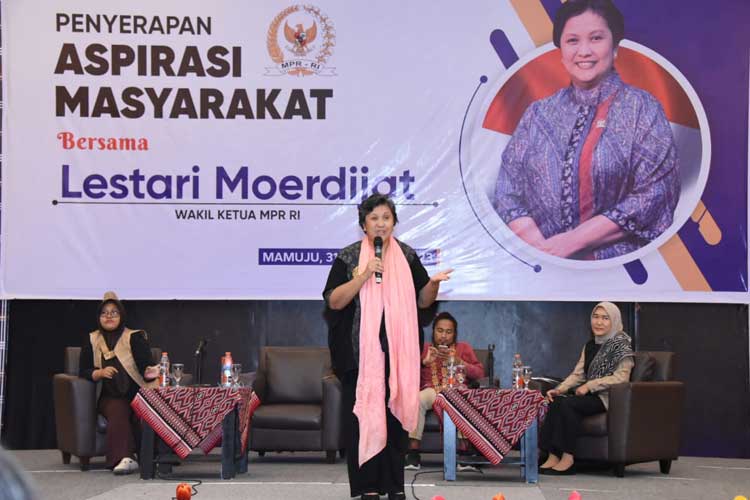 Wakil Ketua MPR RI, Lestari Moerdijat saat acara serap aspirasi di Kabupaten Mamuju, Sulawesi Barat, Selasa (31/10). (foto: dok MPR RI)