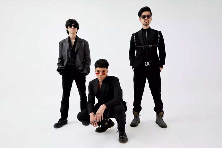 Grup musik EDM dan synth-pop Indonesia Weird Genius siap meluncurkan lagu resmi Piala Dunia U-17 Indonesia 2023. (foto: FIFA)