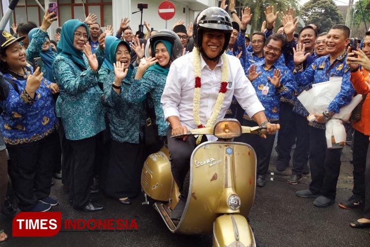 Wali Kota Kediri Abdullah Abu Bakar saat meninggalkan Balai Kota Kediri dengan vespanya (FOTO: Yobby/TIMES Indonesia)