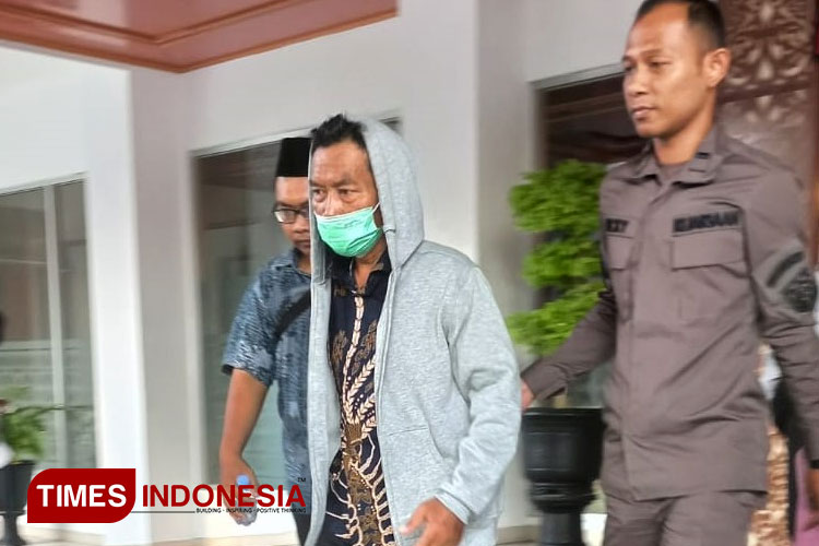 Kasidi (jaket abu-abu), lurah Maguwoharjo, Depok, Sleman ditetapkan sebagai tersangka dugaan korupsi mafia tanah hendak akan pulang dan menjadi tahanan kota. (FOTO: A Riyadi/TIMES Indonesia)