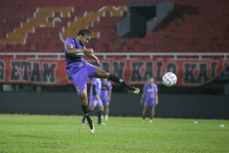 Skuad Persik Kediri vs saat berlatih di Stadion Segiri Samarinda (foto: dok Persik) 