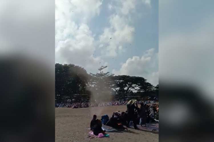 Hembusan Angin Kencang Muncul Disaat Masyarakat Banyuwangi Gelar Sholat