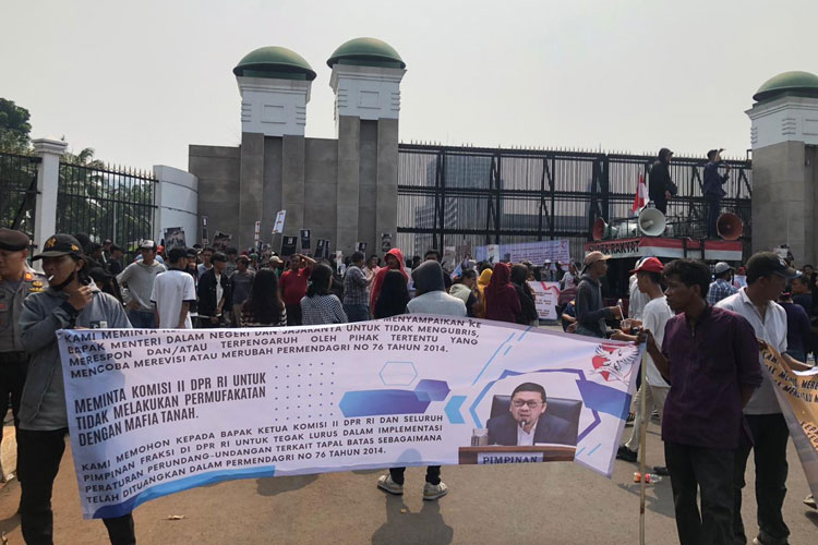 Foto-foto: Aksi demo atusan masyarakat dari Kabupaten Musi Rawas Utara (Muratara), Sumatera Selatan di depan Gedung DPR MPR RI Jakarta. (FOTO: ist) 