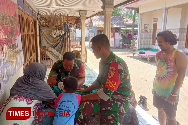 Jumat Berkah : Babinsa Koramil 0829-12/Modung Gelar Khitan dan Pemeriksaan Kesehatan Gratis Bagi Warga Kurang Mampu