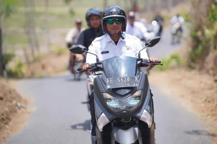 Bupati Pacitan, Indrata Nur Bayuaji saat menjajal jalan mulus perbatasan Bandar Pacitan-Badegan Ponorogo. (FOTO: Prokopim Pacitan)