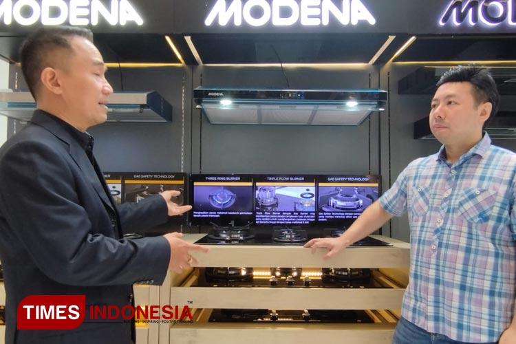 (kiri-kanan) Branch Manager Modena Surabaya, Thomas Effendi bersama Direktur Perdana Elektronik, Hariyanto Tjandra saat acara Pameran Perdana di Grand Atrium Pakuwon Mall Surabaya, Jumat (3/11/2023).(Foto : Lely Yuana/TIMES Indonesia)