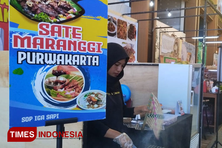Sate maranggi Purwakarta, salah satu tenant yang menjadi kuliner favorit di Festival Kuliner Nusantara Discovery Mall. (Foto: Susi/TIMES Indonesia)