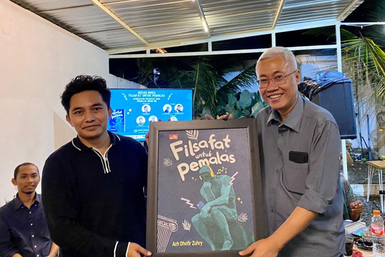 Pemberian cendera mata oleh Pak Eko Nugroho kepada penulis buku “Filsafat untuk Pemalas”. Foto / Alif P