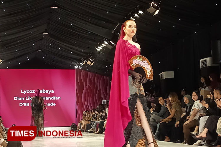 Tampilan memukau model profesional Fashion Lycoz Kebaya dengan tema Black Pink dan kolaborasi Handfan D'Sill Homemade di Malang Fashion Week . Jumat (3/11/2023) (Foto: Yovika Indrisani/ TIMES Indonesia)