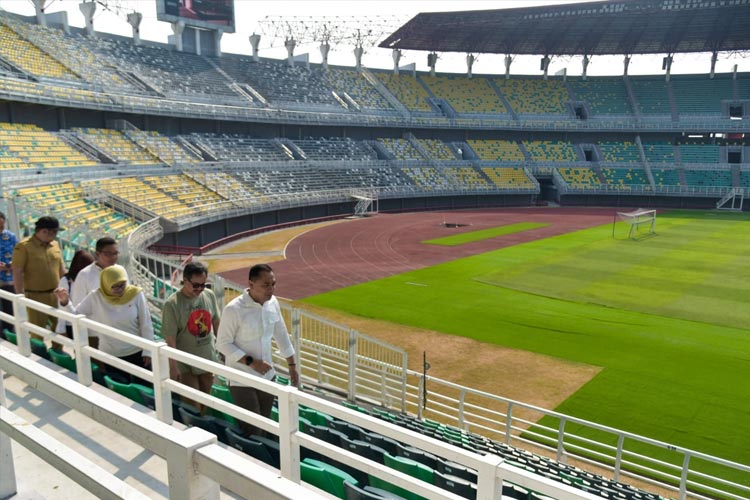 Wali Kota Surabaya, Eric Cahyadi, sedang meninjau Stadion Gelora Bung Tomo (GBT) yang akan menjadi tempat pelaksanaan pertandingan Piala Dunia U-17, Jumat (3/11/2023). (foto: Humas Pemkot Surabaya)