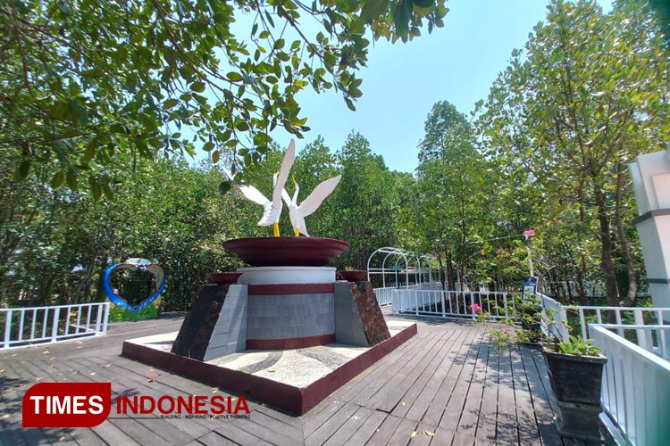 Mangrove Park Berbas Pantai tampak lebih menarik dengan tampilan burung kuntul perak dan spot foto yang instagramable. (Foto: Kusnadi/TIMES INDONESIA)