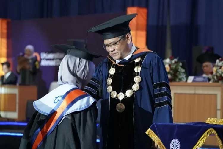 Rektor UAD, Prof Dr Muchlas MT saat wisuda mahasiswa UAD di Graha Pradipta Jogja Expo Center (JEC) (FOTO: Humas UAD for TIMES Indonesia)
