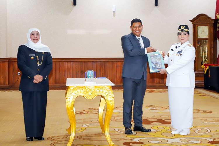 Walikota Kediri serah terima kepada Pj Walikota Kediri yang disaksikan Gubernur Jatim (Foto: Diskominfo Kota Kediri)