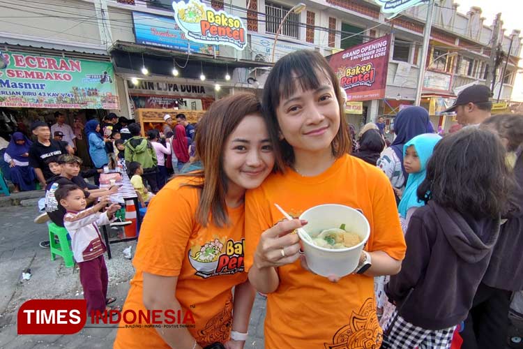 Pengunjung saat menikmati bakso pentel di Kabupaten Gresik Jawa Timur (Foto: Akmal/TIMES Indonesia).