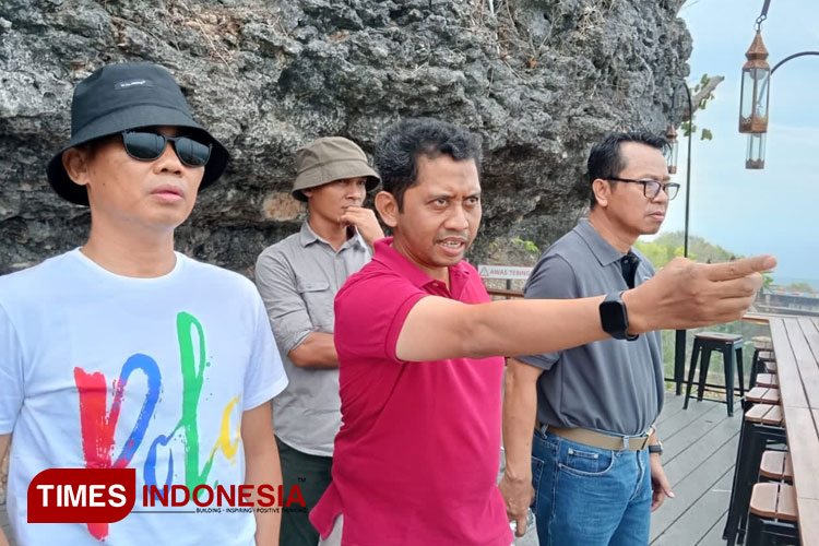 Bupati Gunungkidul Sunaryanta (kaus putih bertopi) saat bertandang di Obelix Sea View Purwosari Gunungkidul. (Foto: Edis/ TIMES Indonesia)