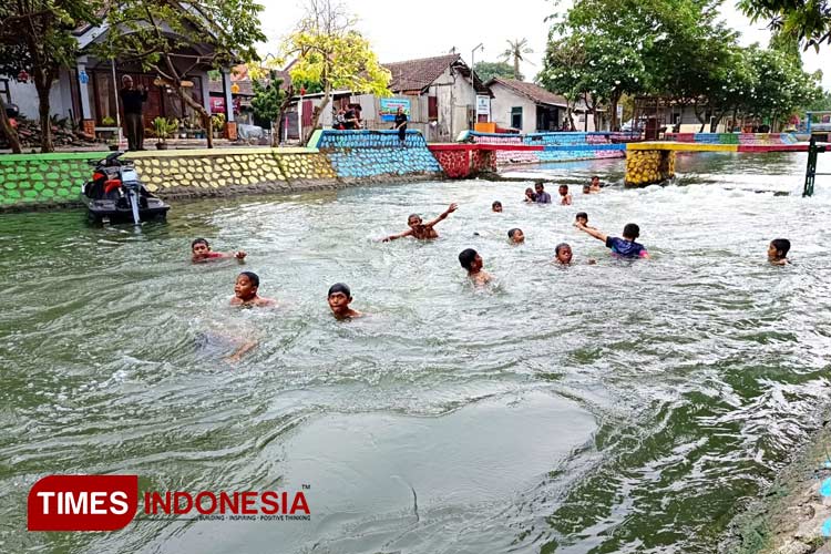 Sejumlah-anak-anak-berenang-destinasi-wisata-sungai-SIDO-RESIK-b.jpg