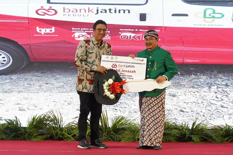 Direktur Kepatuhan Bank Jatim Tonny Prasetyo secara simbolis menyerahkan bantuan ambulans jenazah kepada Direktur RSUD Dr. Soetomo Dr. Joni Wahyuhadi, Jumat (3/11/2023).(Dok.Humas Bank Jatim)