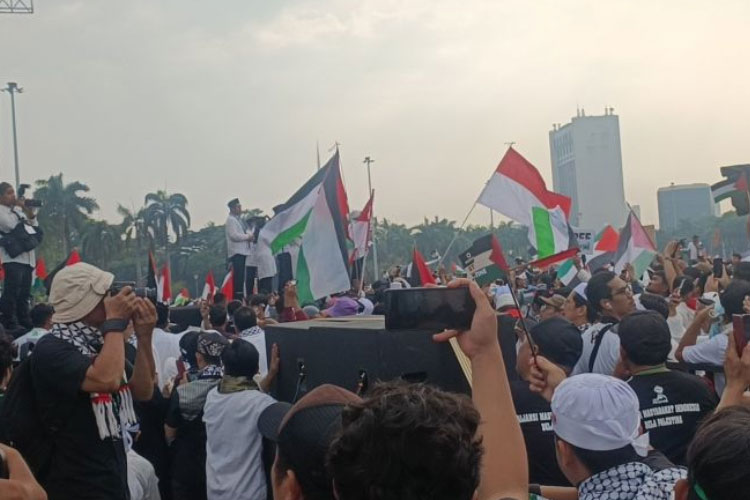 Suasana di kawasan Monas saat aksi bela rakyat Palestina Minggu (5/11/2023). (ANTARA/Ilham Kausar)