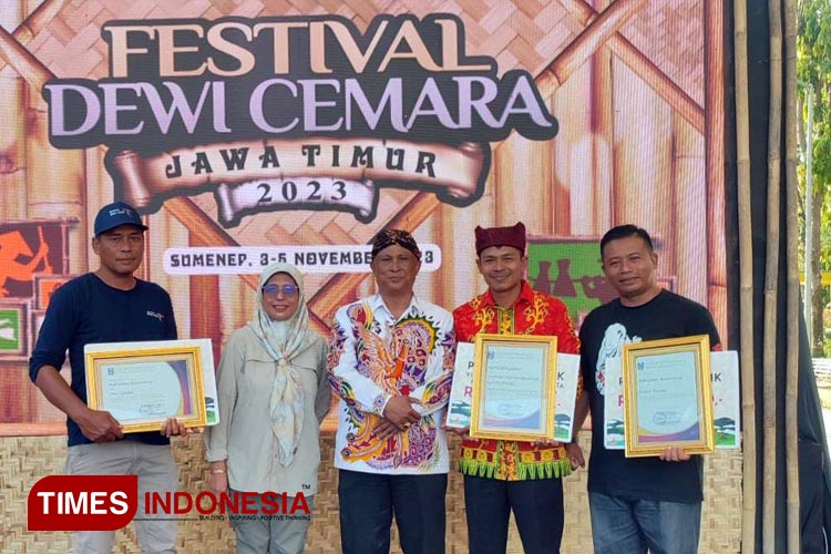 Warga Desa Gombengsari Banyuwangi yang mendapatkan 3 penghargaan sekaligus di Festival Dewi Cemara Sumenep. (FOTO: Fazar Dimas/TIMES Indonesia)Foto BStand UMKM Banyuwangi di Festival Dewi Cemara Sumenep. (FOTO: Fazar Dimas/TIMES Indones