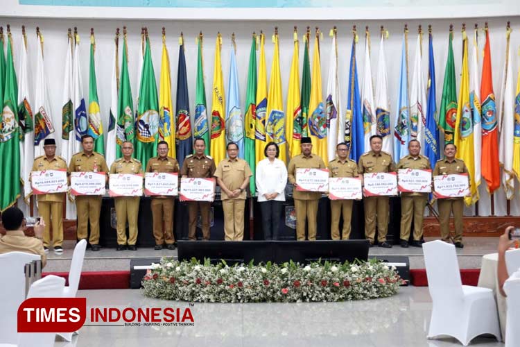 Pj Bupati Morotai Muhammad Umar Ali, Foto bersama dengan sejumlah kepala daerah di Kantor Kemendagri di Jakarta. Selasa, 6 Nopember 2023. (Foto: Ailan For TIMES Indonesia).