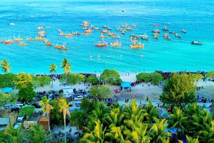 Penampilan atraksi 1.000 perahu layar di pesisir Tanjung Waka. (Foto: Genpi Malut)