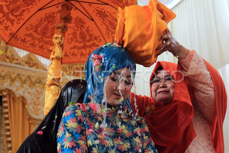 Tradisi Manoe Pucok. (Foto: Antarafoto/Syifa Yulinnas/tom)
