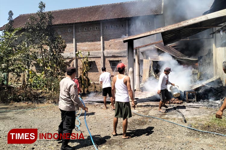 Kebakaran Hebat Melanda Pabrik Roti Sri Rejeki di Banyuwangi, Tidak Ada Korban Jiwa