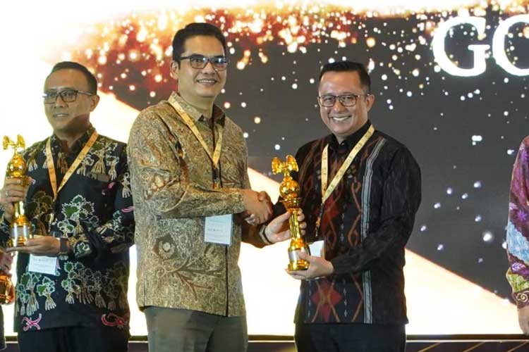 Corporate Secretary Bank Jatim Wioga Adhiarma Aji saat mewakili Bank Jatim menerima penghargaan ASRRAT 2023 di Hotel Raffles Jakarta, pada Senin (6/11/2023) malam. (FOTO: Dok. Humas Bank Jatim)