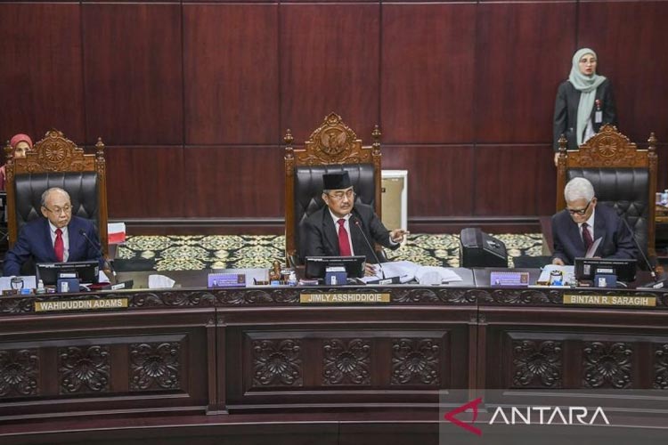 Ketua Majelis Kehormatan Mahkamah Konstitusi (MKMK) Jimly Asshiddiqie (tengah) bersama Wahiduddin Adams (kiri) dan Bintan R. Saragih (kanan) memimpin jalannya sidang putusan dugaan pelanggaran etik terhadap Hakim Konstitusi, Selasa (7/11/2023).