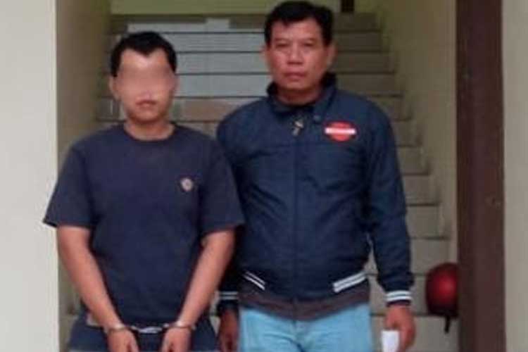 Pemuda lulusan SMK di Jombang saat dibekuk Tim Satresnarkoba dengan bukti-bukti pengedarannya yang memanfaatkan jasa ekspedisi di wilayah Kabupaten Jombang. Selasa, (7/11/2023). (FOTO: Bambang Cahyono/TIMES Indonesia)