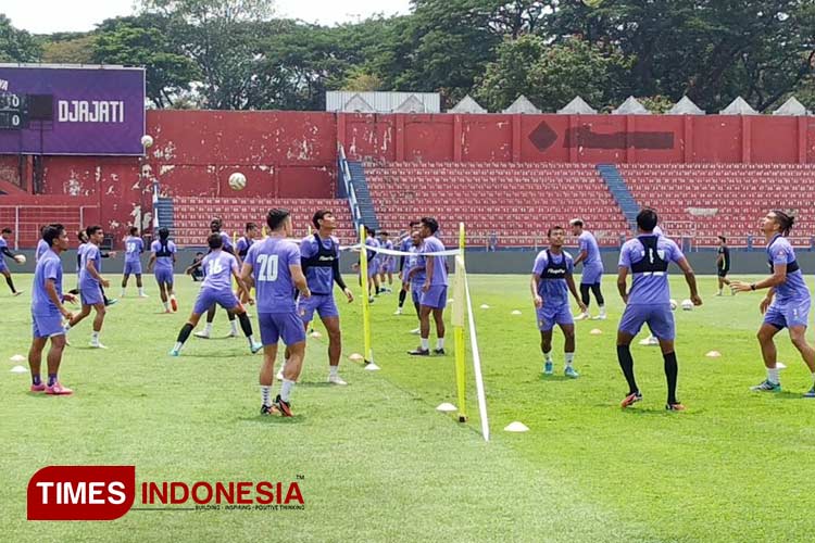 Skuad Persik Kediri saat berlatih di Stadion Brawijaya Kota Kediri (Foto: yobby/Times Indonesia) 