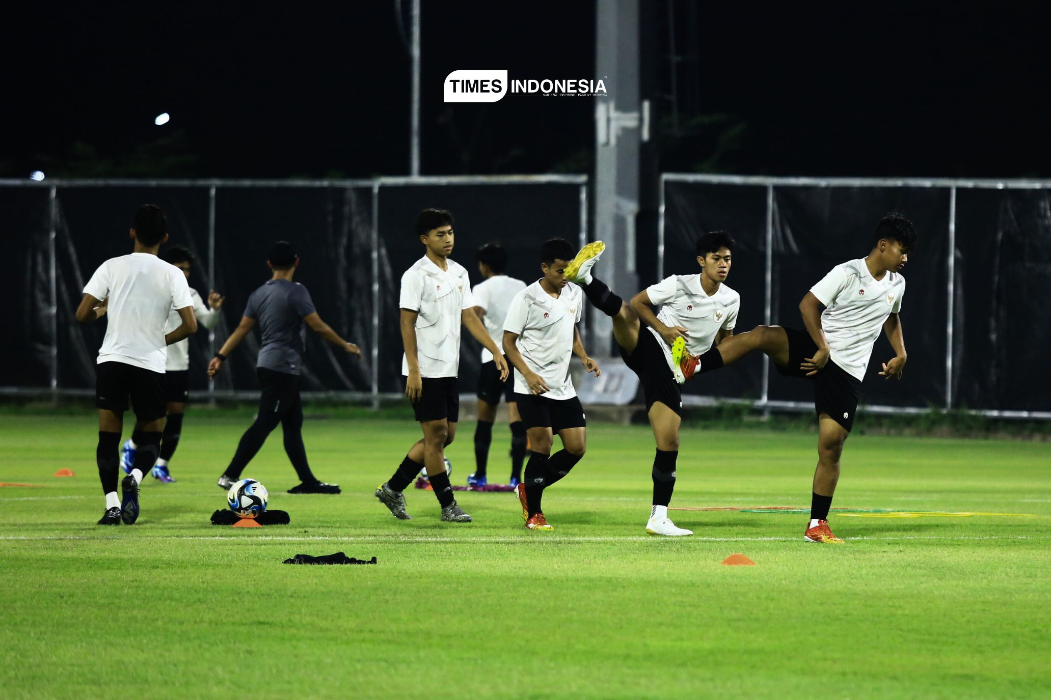 Timnas Indonesia saat sedang berlatih di Lapangan A Gelora Bung Tomo, Surabaya jelang Piala Dunia U-17 pada Selasa (7/11/2023). (Foto: Tria Adha/TIMES Indonesia)