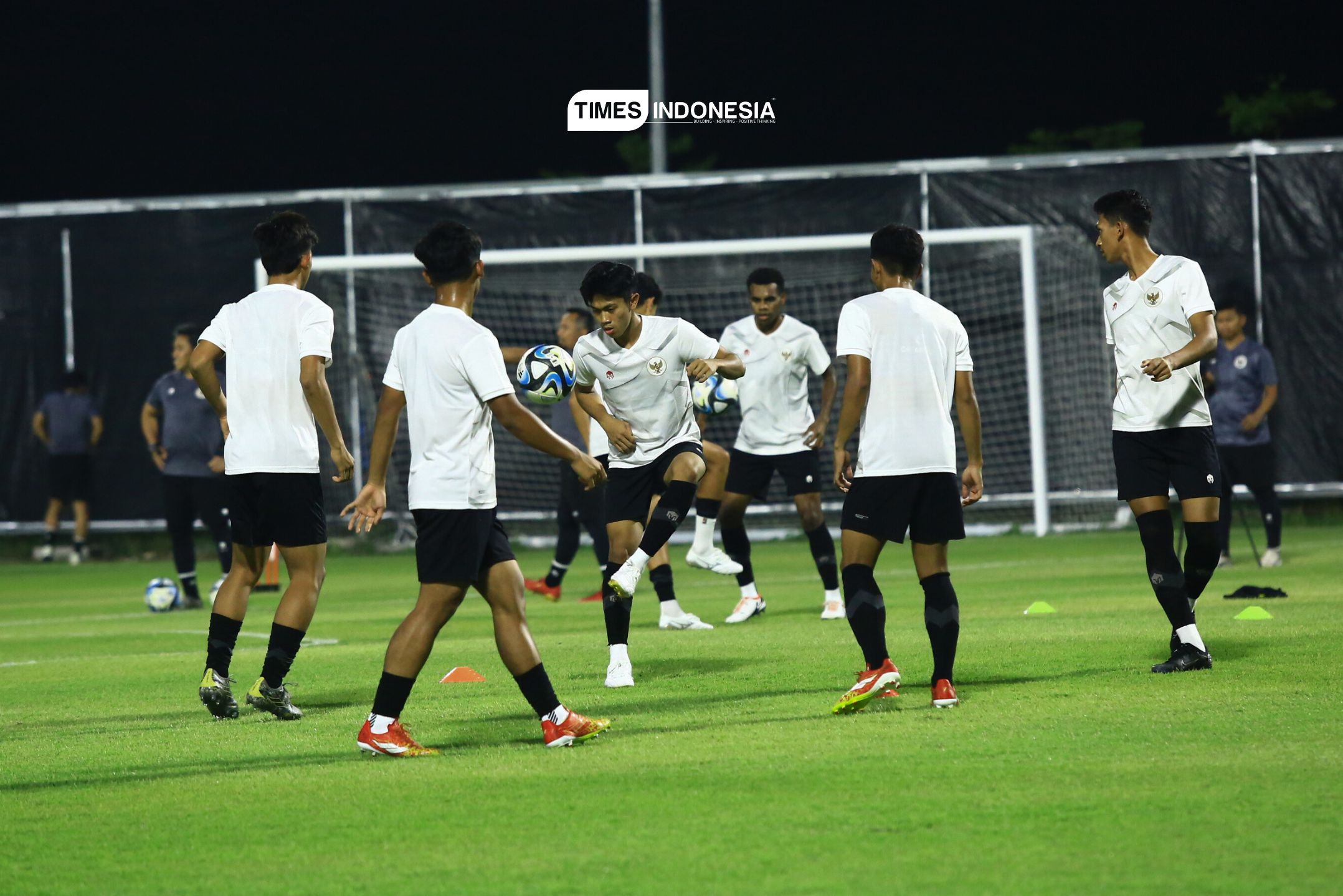 Timnas Indonesia saat sedang berlatih di Lapangan A Gelora Bung Tomo, Surabaya jelang Piala Dunia U-17 pada Selasa (7/11/2023). (Foto: Tria Adha/TIMES Indonesia)