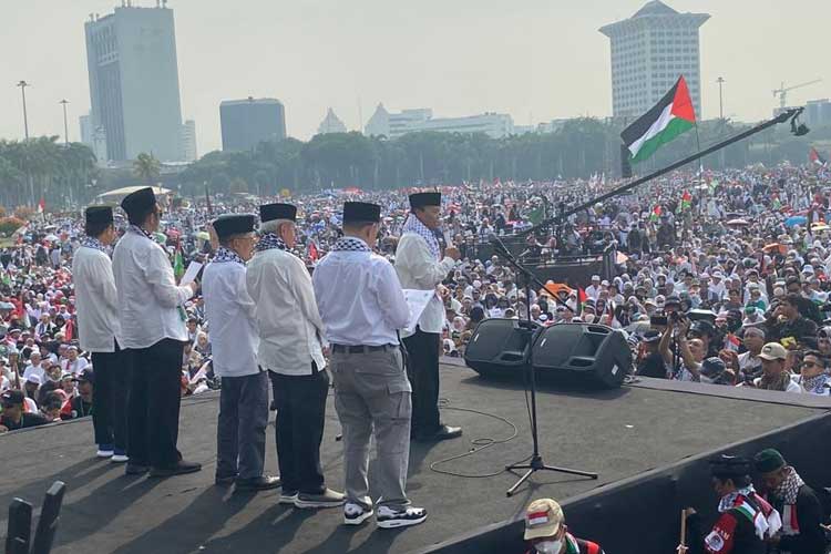 Wakil Ketua MPR RI Hidayat Nur Wahid saat orasi dalam acara aksi Bela Palestina di Monas, Minggu (5/11/2023). (foto: dok TI)