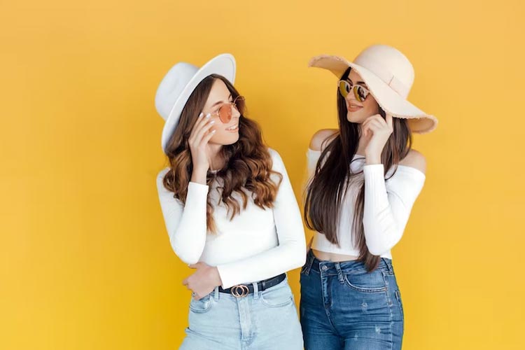 Two girls wearing two different hats. (Foto: ALEXSTUDIO/Freepik)