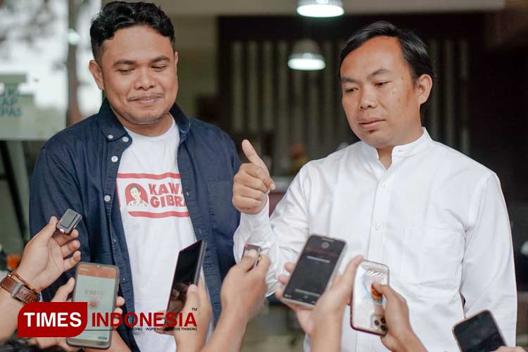 Koordinator Nasional dan wilayah Jatim Kawan Gibran saat ditemui awak media. (Foto: Dok. Kawan Gibran/TIMES Indonesia)