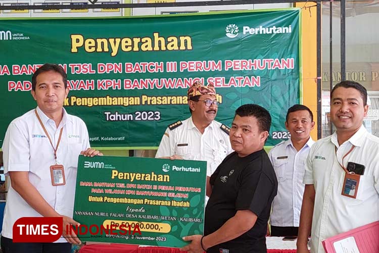 Penyerahan bantuan Dana TJSL DPN Batch III oleh ADM Perum Perhutani KPH Banyuwangi Selatan, Wahyu Dwi Hadmojo, kepada Pengurus Yayasan Masjid Nurul Falah, Muhammad Latif. (FOTO : Anggara Cahya /TIMES Indonesia)