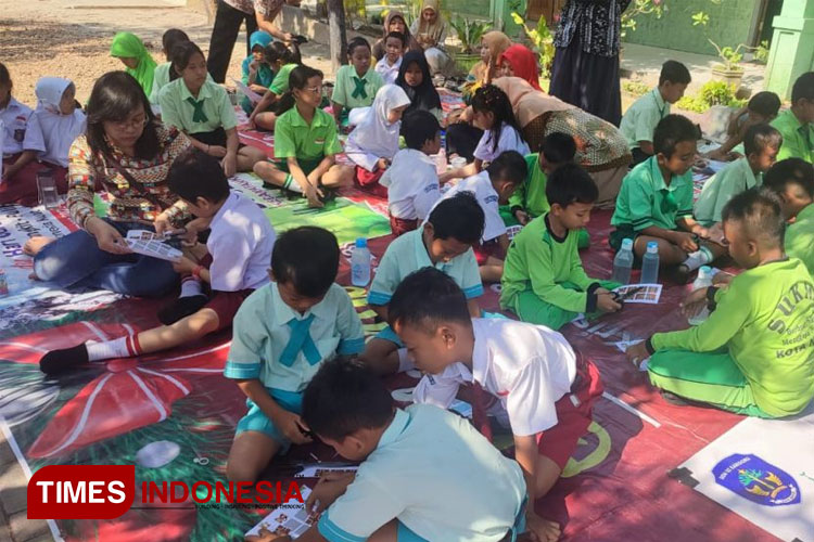 Peserta didik SDN Sukosari mengerjakan game edukasi bernalar kritis. (Foto: Humas UNIPMA for TIMES Indonesia)