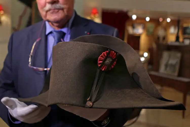 Salah satu topi Napoleon yang di lelang di Perancis pada tahun 2018. (Foto:AP)