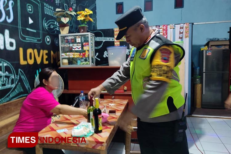 Polres Kudus merazia tempat karaoke illegal yang terindikasi sebagai sarang peredaran miras. (FOTO: Arif/TIMES Indonesia)