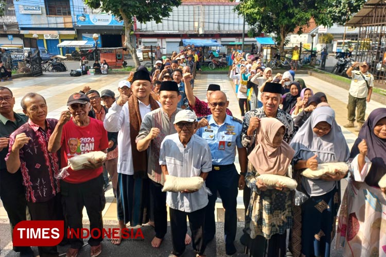 PJ Wali Kota Tasikmalaya Cheka Virgowansyah membagikan beras kepada fakir miskin dan dhuafa di halaman Masjid Agung Kota Tasikmalaya, Kamis (9/11/2023). (FOTO: Harniwan Obech/TIMES Indonesia)