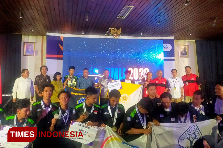 Direktur Politeknik Negeri Bandung, Marwansyah berfoto bersama para dosen, tokoh undangan dan para mahasiswa pemenang juara (Foto : Djarot/TIMES Indonesia)