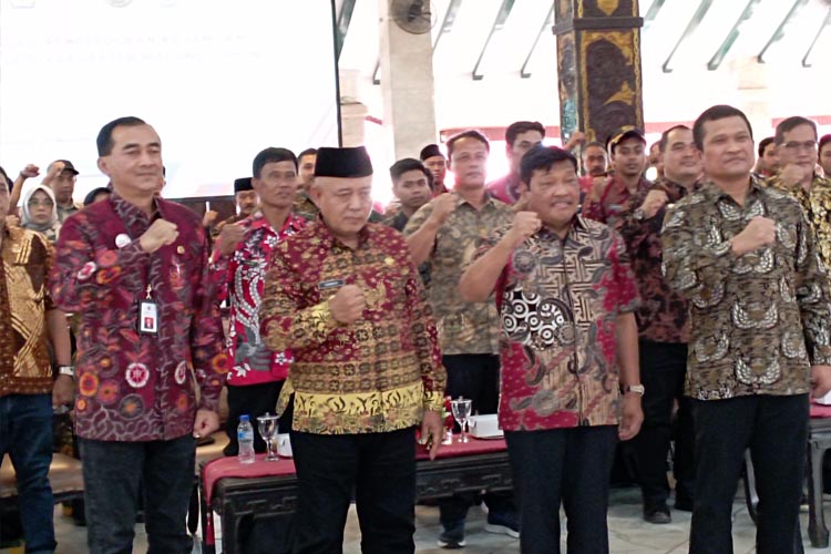 Bupati Malang, HM Sanusi (berkopiah), bersama para narasumber dan peserta workshop Evaluasi Pengelolaan Keuangan dan Pembangunan Desa 2023, berfoto bersama, di Pendopo Agung Kabupaten Malang, Kamis (9/11/2023. (FOTO: amin)