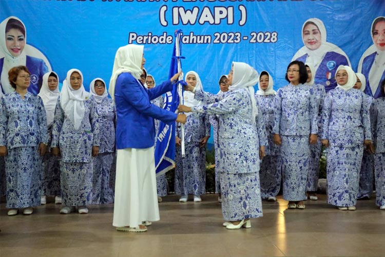 Penyerahan bendera IWAPI Kepada ketua IWAPI Kota Kediri (FOTO: Diskominfo Kota kediri)