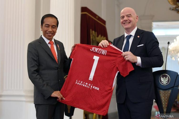 dokumen saat Presiden Joko Widodo (kiri) menerima jersey bertuliskan nama Jokowi dari Presiden Induk Asosiasi Sepak Bola Dunia (FIFA) Gianni Infantino usai melakukan pertemuan di Istana Merdeka, Jakarta, Selasa (18/10/2022). (FOTO: ANTARA/Hafidz)
