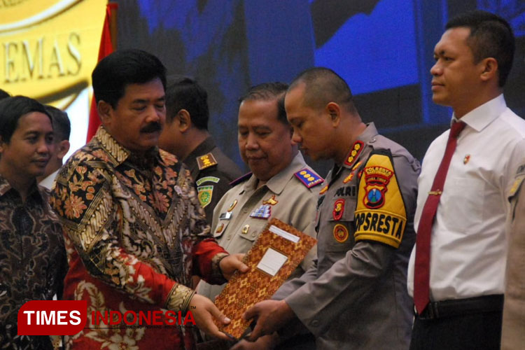 Kapolresta Banyuwangi, Jawa Timur, Kombes Pol. Deddy Foury Millewa, SH, SIK, MIK saat menerima penghargaan Pin emas dari Menteri ATR/BPN, Hadi Tjahjanto. (Foto : Syamsul Arifin/TIMES Indonesia)