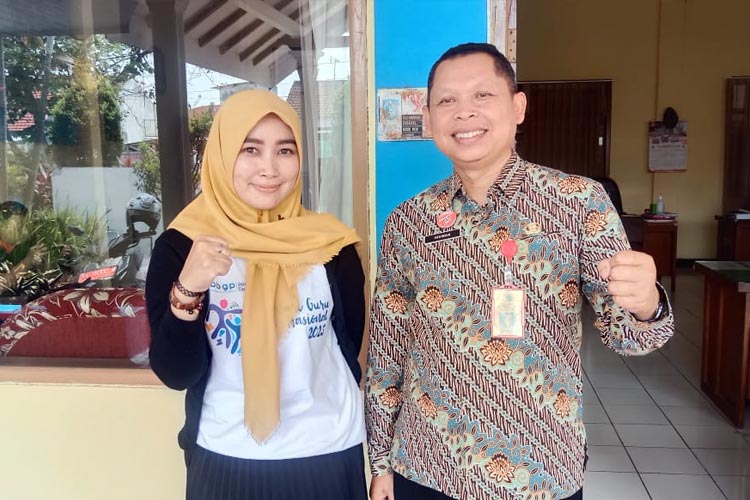 Ika Nova Sari, S.Pd, guru KB Muslimat NU Kecamatan Jabung bersama Ikhwan, Koordinator Dinas Pendidikan Kab Malang wilayah Jabung. (FOTO: dok)