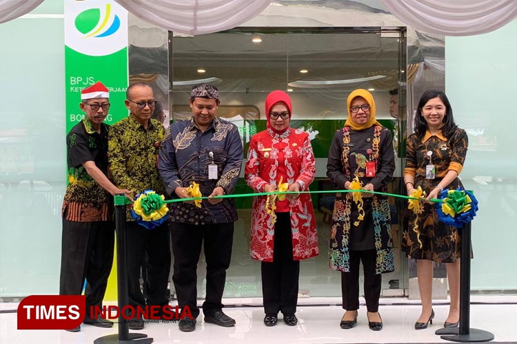 Wakil Wali Kota Bontang Najirah meresmikan House Warming Ruang Layanan BPJS Ketenagakerjaan Kota Bontang. (Foto: Kusnadi/TIMES Indonesia) 