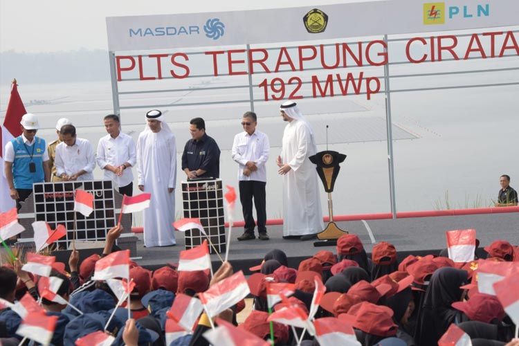 Pj Gubernur Jabar Bey Machmudin mendampingi Presiden RI, Joko Widodo pada Peresmian PLTS Terapung Cirata di Kabupaten Purwakarta, Kamis (9/11/2023). (Foto: Dok Humas Jabar)